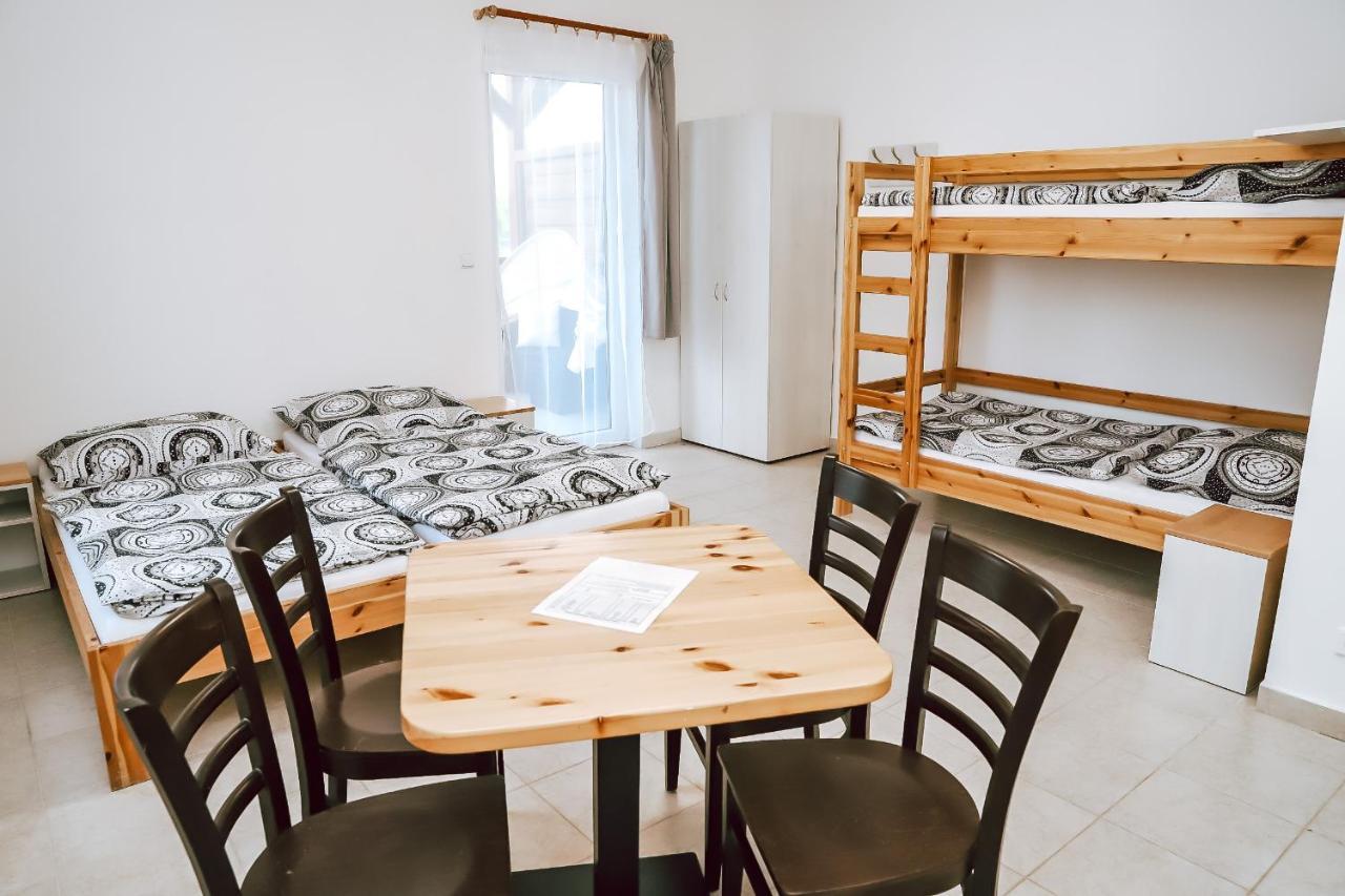 Chaty A Apartmany Hracholusky Kemp Kosatka Pnovany Exterior photo
